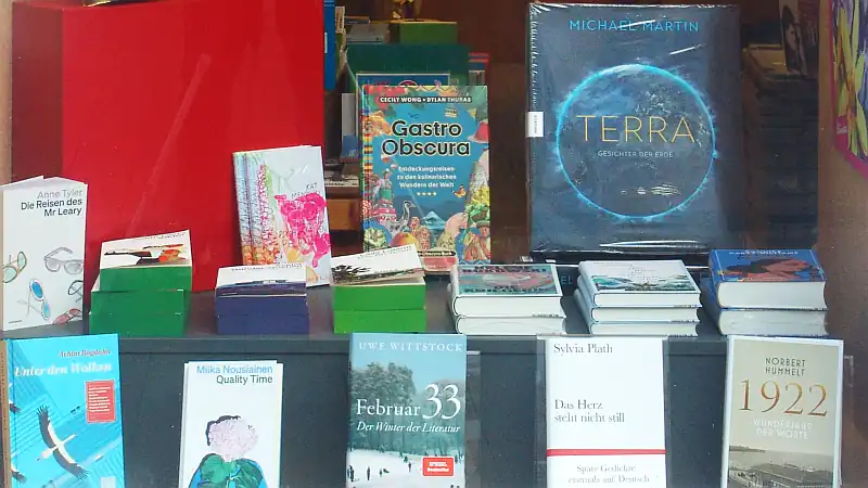 'TERRA - Gesichter der Erde' im Schaufenster unserer Buchhandlung