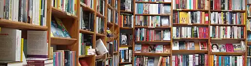 Büchersortiment in der Carl-von-Ossietzky-Buchhandlung Flensburg