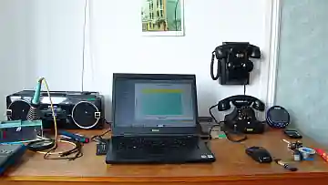 Mit modernstem Equipment ausgestatteter IT-Arbeitsplatz der Buchhandlung